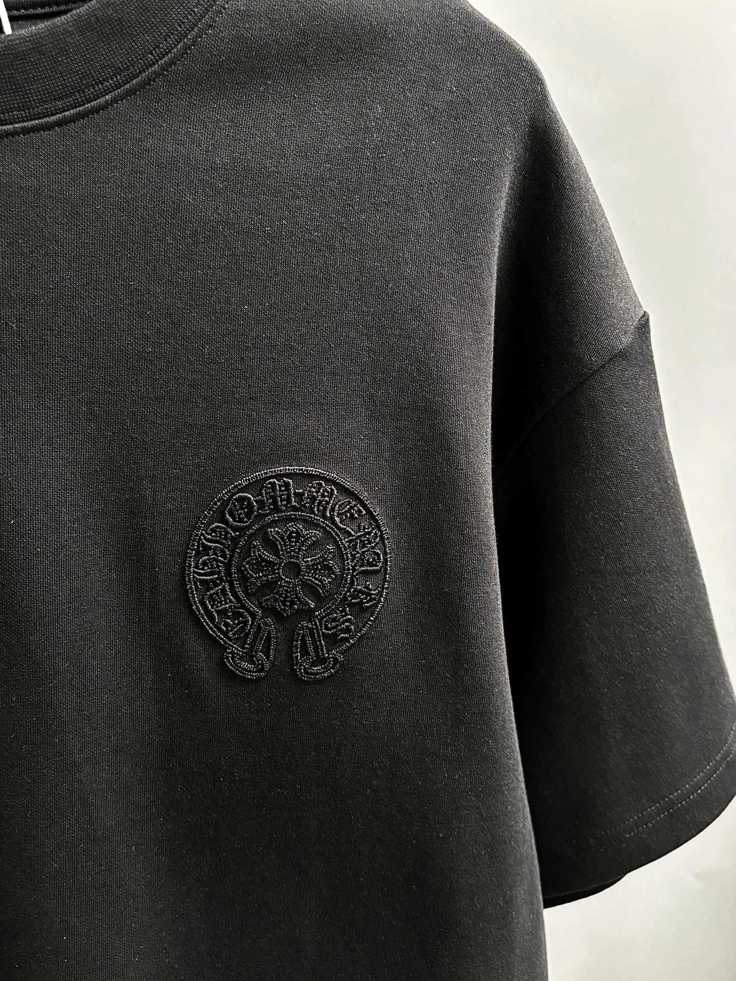 P190 Chrome Hearts* 2꯭0꯭2꯭5 new autumn and winter style ❤️ Original ⌚️ high version Chrome Hearts The fabric is made of 320g high-density modal long-staple cotton. It does not deform or shrink. Process introduction: double thread movement. Chest. The back panel uses overlapping embroidery🪡 process➕the back panel towel rope embroidery process. Color: black SIZE: M-3XL
